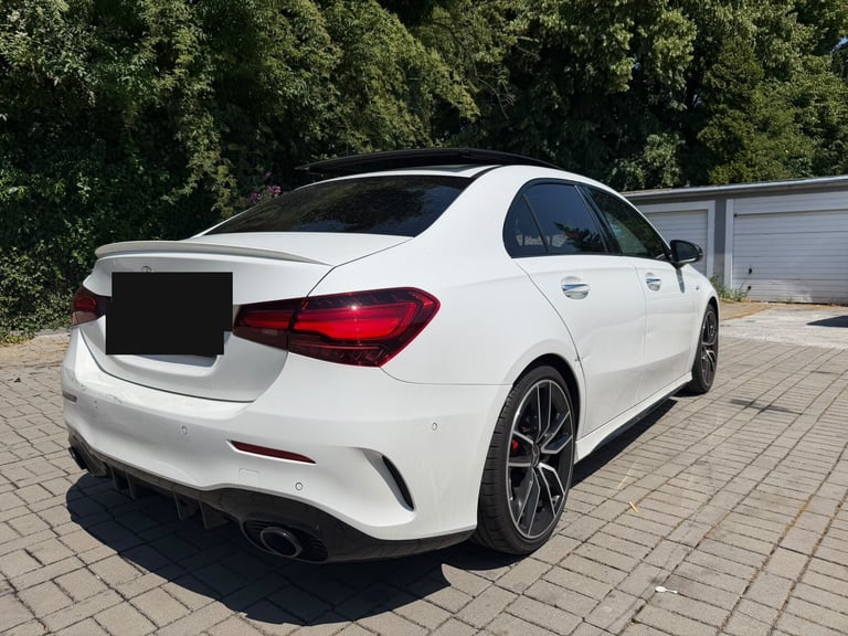 Rückansicht eines Fahrzeugs mit Heckbereich bei der Fahrzeugaufnahme zur Schadensdokumentation
