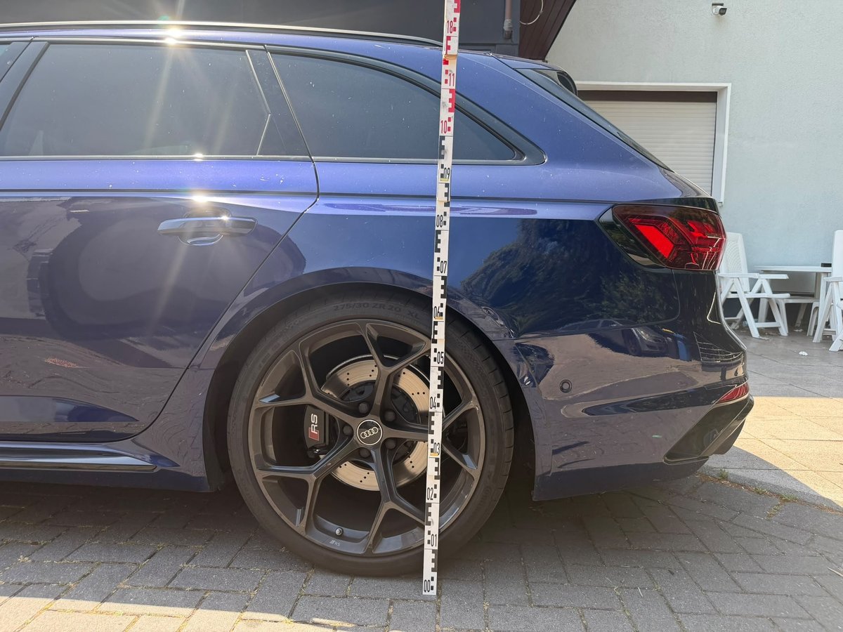 Fahrzeug auf der Hebebühne einer Werkstatt während der Nachbesichtigung auf verdeckte Schäden