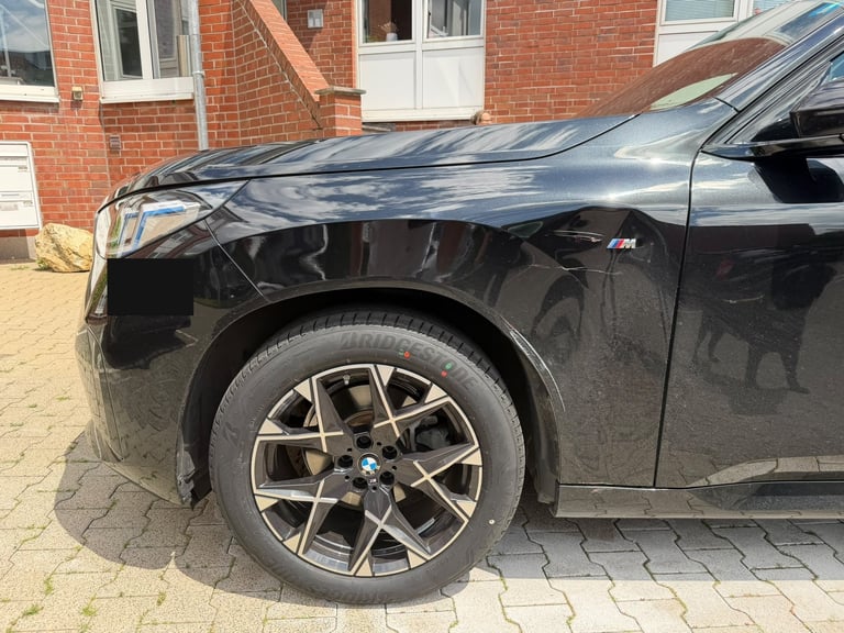 Sachverständiger prüft die Fahrzeugseite auf Nachlackierungen und frühere Reparaturen