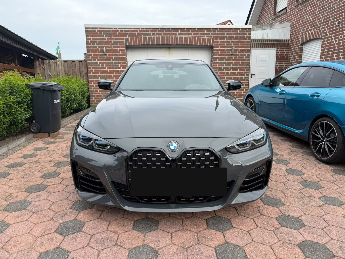 Dunkelgrauer BMW 4er in der Frontansicht während der vollständigen Fahrzeugaufnahme