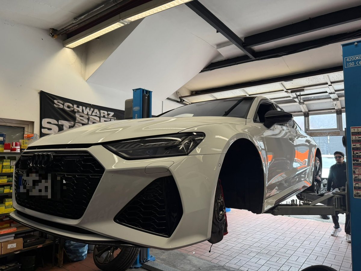 Heller Audi RS auf der Hebebühne einer Werkstatt während der Nachbesichtigung