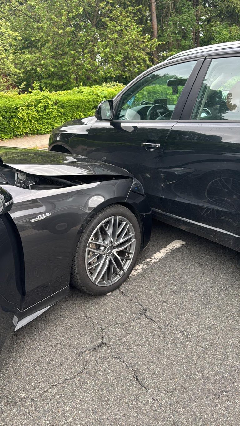 Beschädigte Fahrzeugfront nach einem Auffahrunfall, aufgenommen am Unfallort